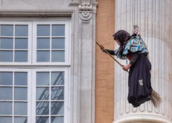 Il volo della Befana dalla Reggia di Caserta