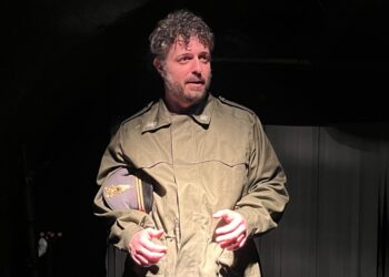 “Dietro tutta” al Teatro Serra di Napoli l’amore al tempo del pregiudizio