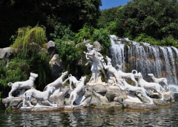 https://pixabay.com/it/photos/fontana-cascata-reggia-caserta-3101795/