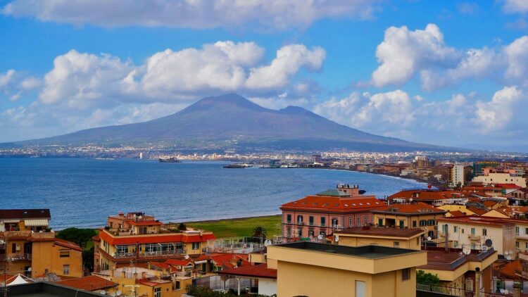 https://pixabay.com/it/photos/italia-citt%C3%A0-vesuvio-vulcano-6702554/