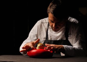 Il food design di Marco Giugliano: piatti sensuali e instagrammabili, serviti su mani e bocche colorate