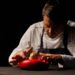 Il food design di Marco Giugliano: piatti sensuali e instagrammabili, serviti su mani e bocche colorate