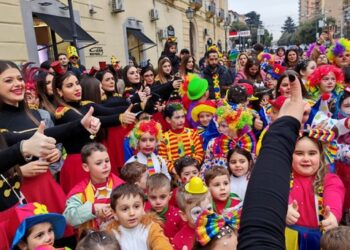 Carnevale, gli istituti “Mille Colori” e “La Favola” colorano le strade di Aversa e Cesa  
