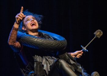 Debutta al Teatro Serra una moderna Alice metropolitana