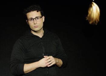 Lo spettacolo “Rumore Bianco” alla Galleria Toledo 