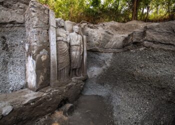 Pompei, affiora rilievo funebre da una tomba monumentale: raffigurata una coppia a dimensioni reali