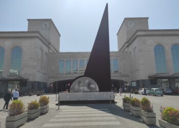 Il Totem della Pace nella Stazione marittima di Napoli
