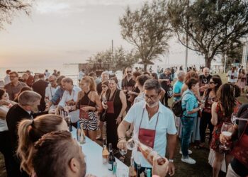 “Te le do io le bollicine”: la XV edizione illumina la notte del Nabilah tra champagne, alta cucina e musica