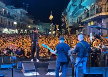 Musica, emozioni e solidarietà: Qualiano saluta l’estate con il concerto di Gianluca Capozzi davanti a 10mila persone