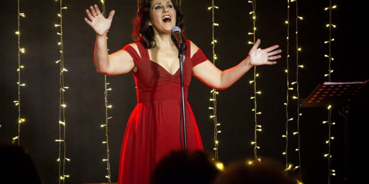 A Napoli in scena “Suspire d’ammore” incanto napoletano con Elisabetta D’Acunzo