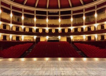 Al Politeama di Napoli spettatori sul palco