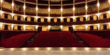 Al Politeama di Napoli spettatori sul palco