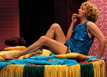 Il ritorno di Scende giù per Toledo: Cirillo riporta in scena la Napoli visionaria di Patroni Griffi