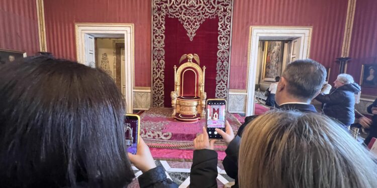 Napoli. Ori e splendori: il trono del Palazzo Reale torna in mostra dopo il restauro