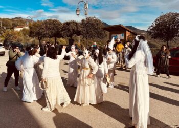 Cosentini rivive il carnevale di una volta tra maschere, suoni e divertimento