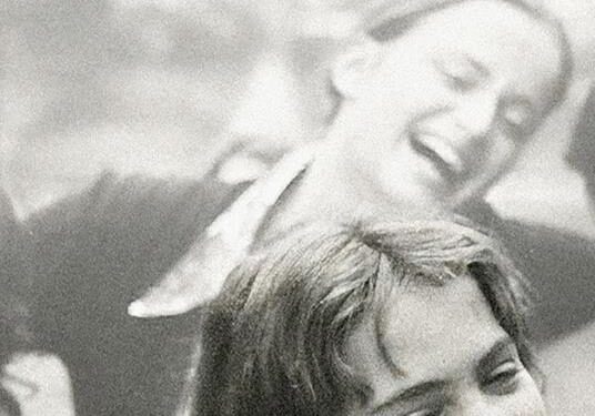 Napoli. Tra memoria, famiglia e ricerca sé: ‘L’epoca Felice’, il nuovo libro di Cristina Comencini 