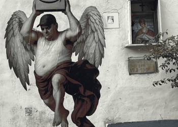 Napoli, il Facchino con ali da Rinascimento