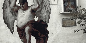 Napoli, il Facchino con ali da Rinascimento