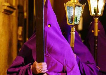 Vico Equense tra fede e religione: ecco la Processione Viola attraversa il cuore della città