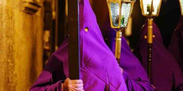 Vico Equense tra fede e religione: ecco la Processione Viola attraversa il cuore della città