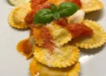Food. Ravioli al limone di Sorrento e sugo fresco del Piennolo