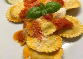 Food. Ravioli al limone di Sorrento e sugo fresco del Piennolo
