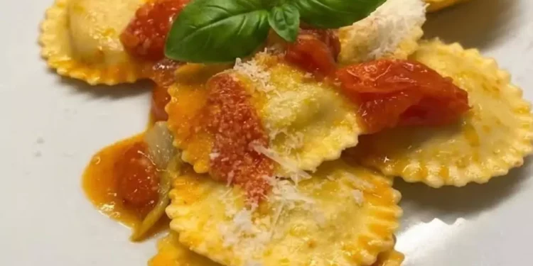 Food. Ravioli al limone di Sorrento e sugo fresco del Piennolo