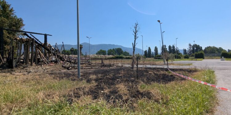Poggiomarino, doppio incendio a Longola: indagini in corso e piano di rilancio da 3 milioni