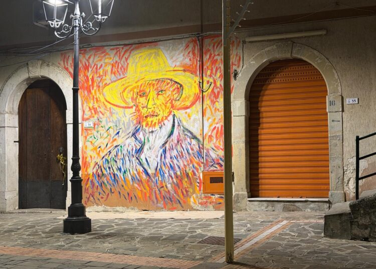 Altavilla Silentina, un nuovo omaggio a Van Gogh firmato Fernando Mangone: l’arte illumina Piazza Umberto I