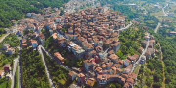 Il borgo di Sanza si racconta: influencer, arte e il nuovo portale turistico