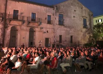 Vico Equense. Eventi al Chiostro, ultimi tre appuntamenti: tre serate tra teatro, musica e grandi emozioni