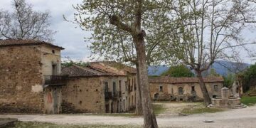 Roscigno Vecchia, il borgo che non vuole diventare un museo del passato: accordo per la rinascita