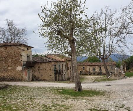 Roscigno Vecchia, il borgo che non vuole diventare un museo del passato: accordo per la rinascita