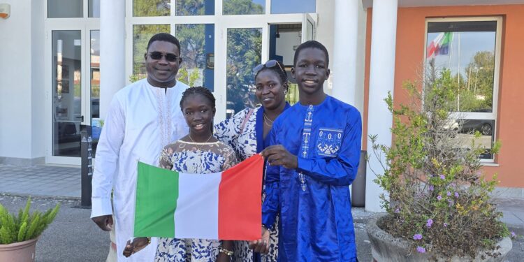 Dal Senegal a Torre Annunziata, la storia di Therese e Michel: dopo 16 anni il sogno della cittadinanza diventa realtà