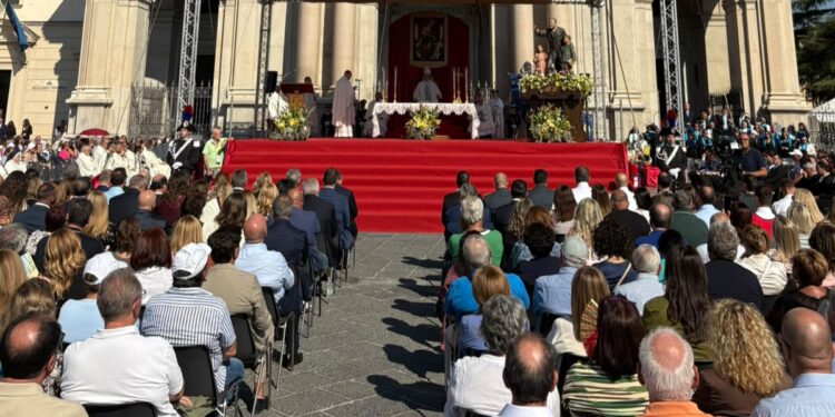 Pompei, la Supplica alla Madonna per la pace e i giovani: “Costruiamo la civiltà dell’amore”