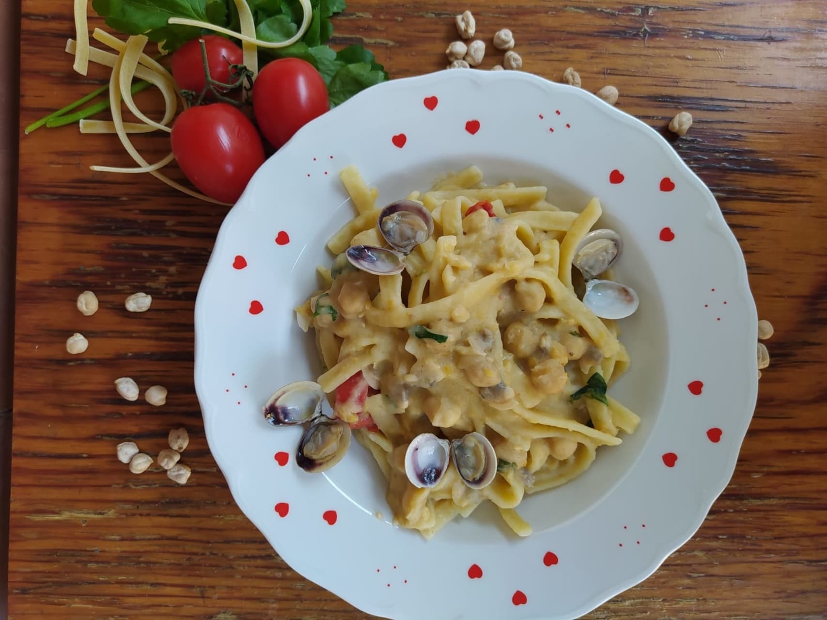 Primi piatti gustosi scialatiello trafilato con ceci e lupini ècampania