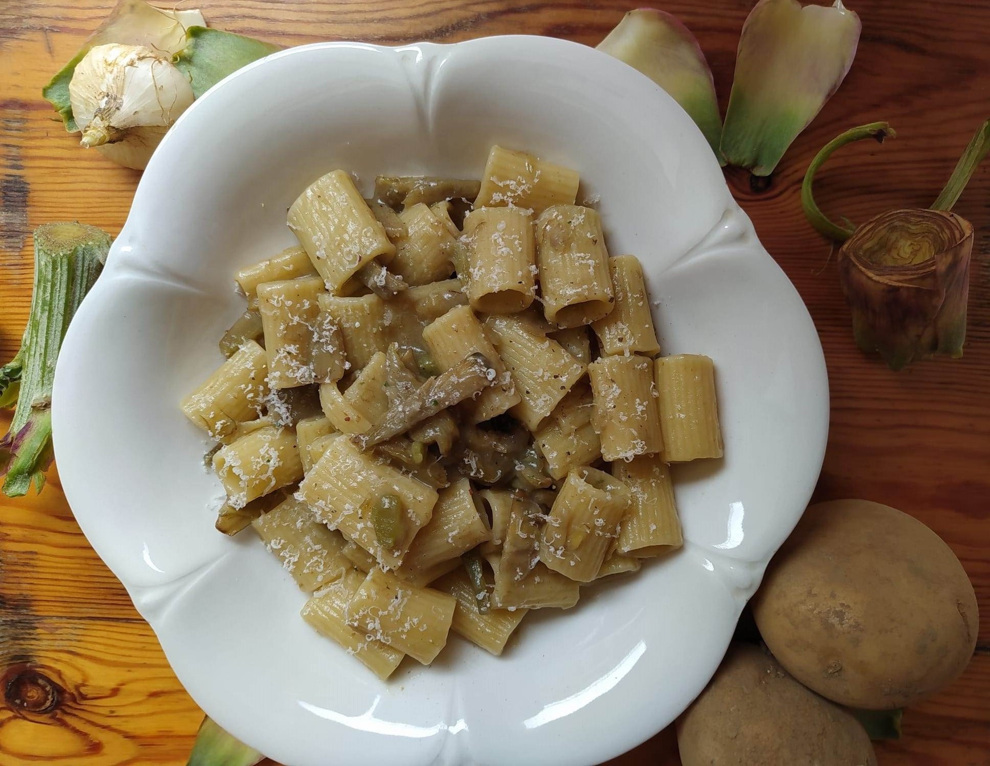 Mezze maniche rigate con crema di patate, alici e carciofi stufati ...